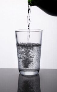 Vaso de agua carbonatada
